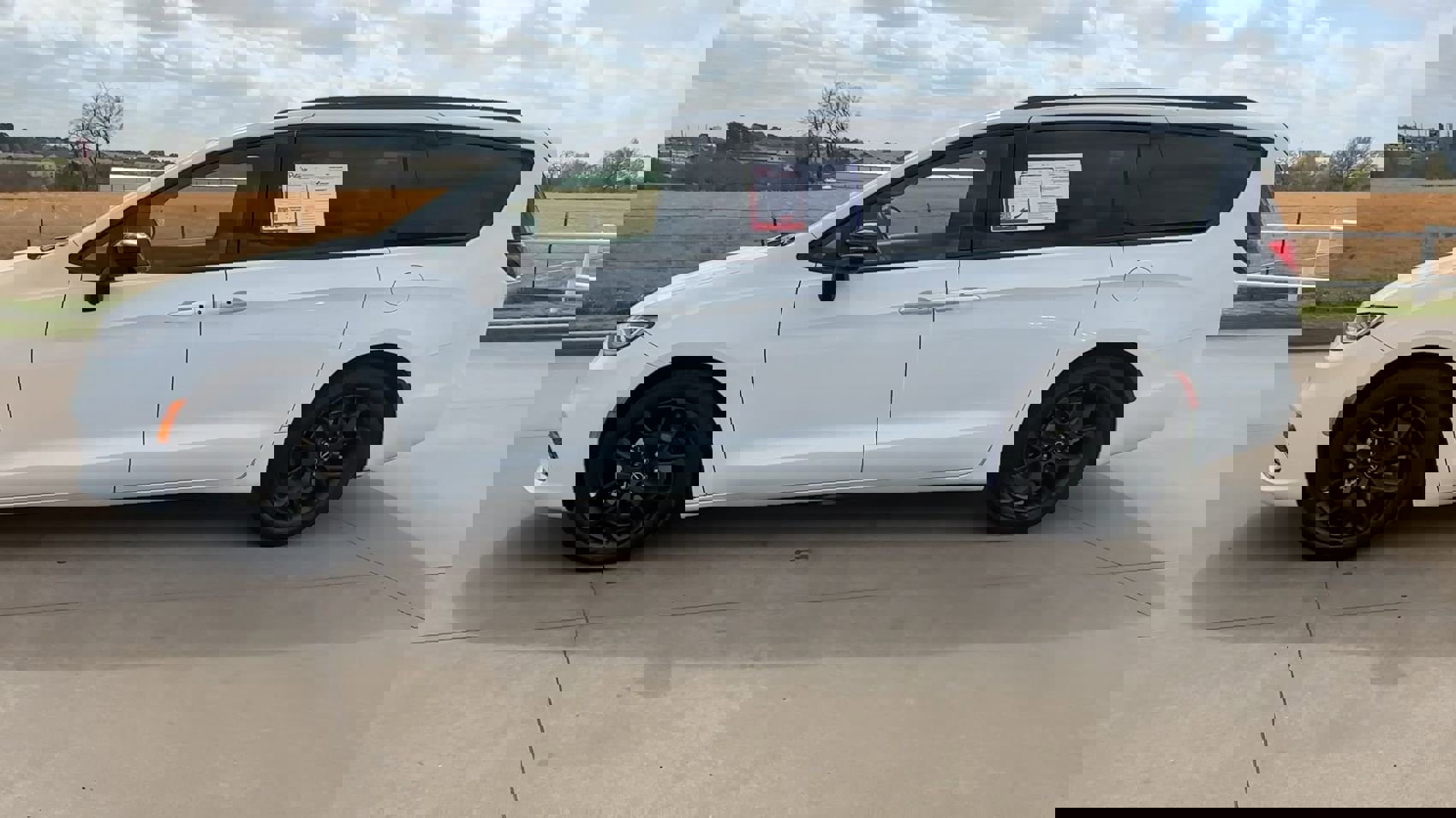 Used 2025 Chrysler Pacifica Limited image 5