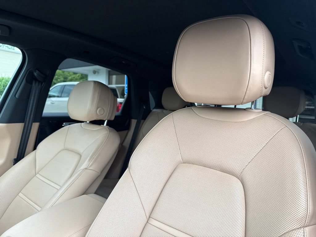 Used 2020 Porsche Cayenne AWD/4WD image 16
