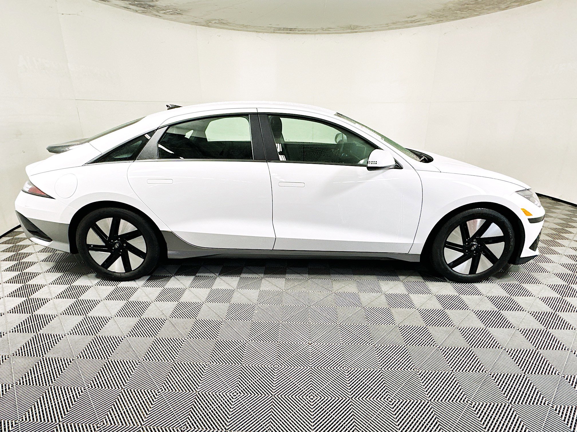 Used 2024 Hyundai Ioniq 6 SE image 2