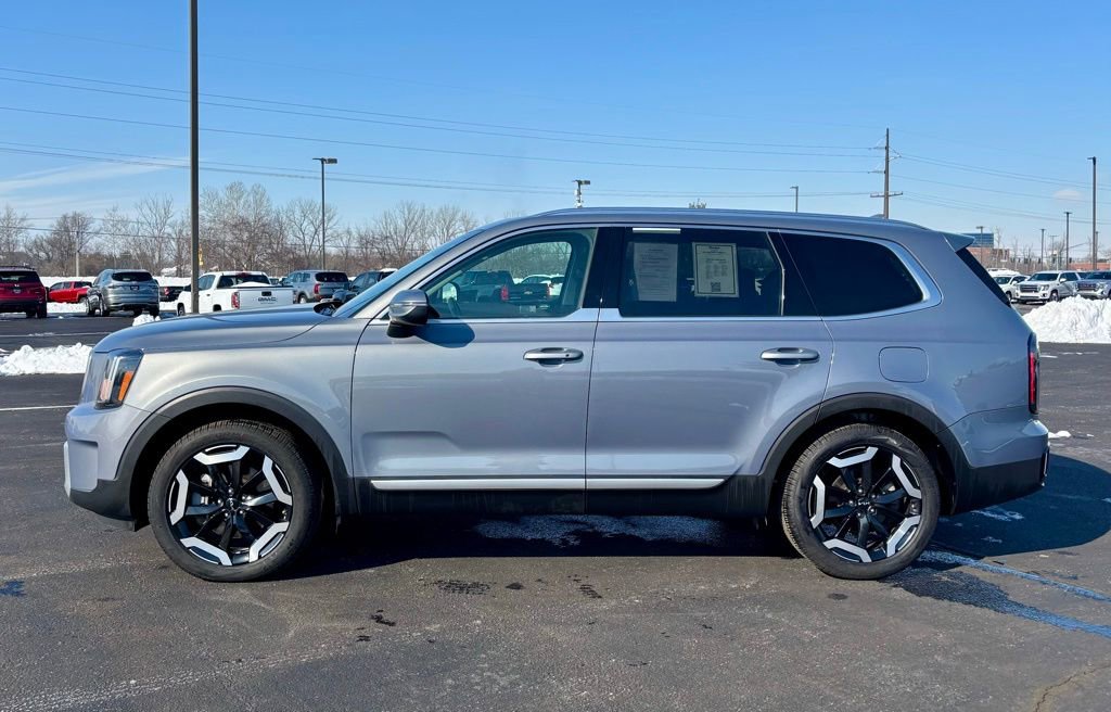 Used 2024 Kia Telluride EX w/ EX Captain's Chair Package image 4