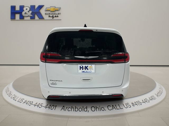 Used 2024 Chrysler Pacifica Touring-L FWD image 5