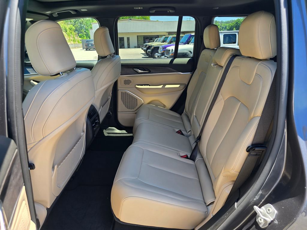Used 2025 Jeep Grand Cherokee Limited AWD/4WD image 10