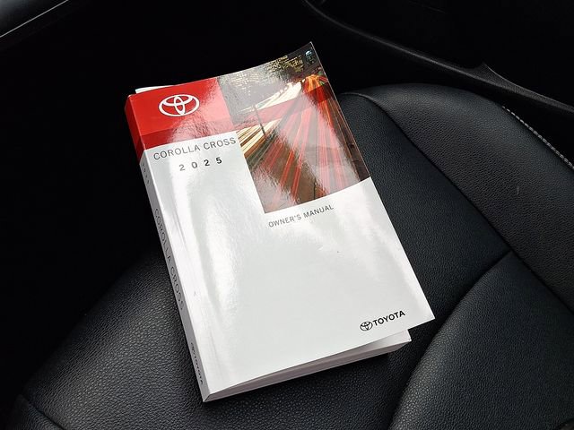 Used 2025 Toyota Corolla Cross XLE FWD image 25