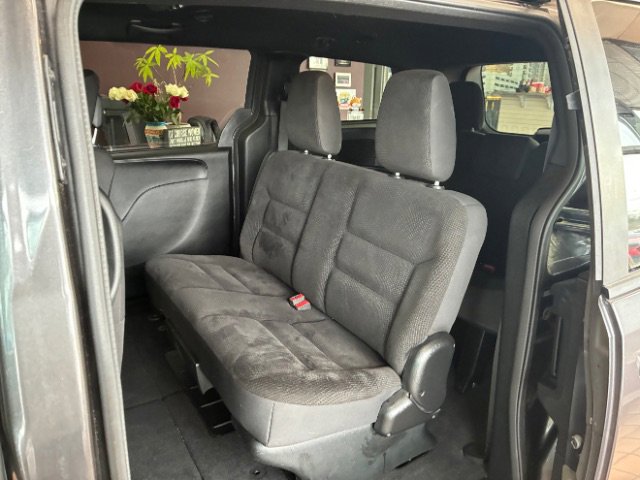 Used 2018 Dodge Grand Caravan SE image 23