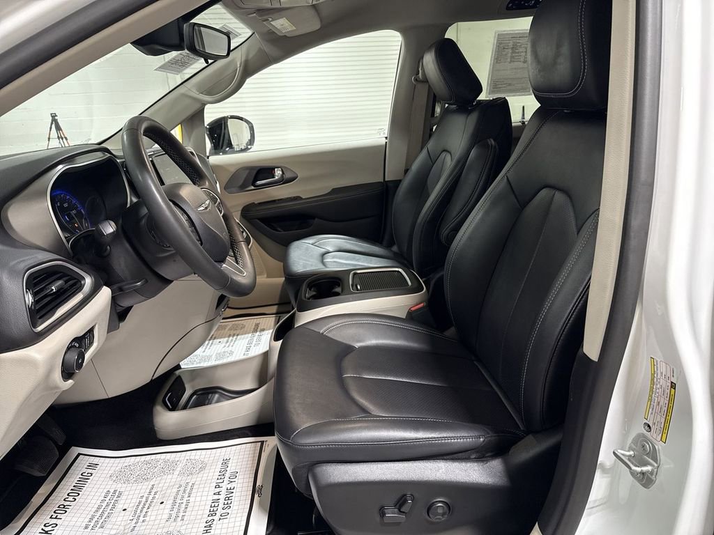 Used 2024 Chrysler Pacifica Touring-L image 19