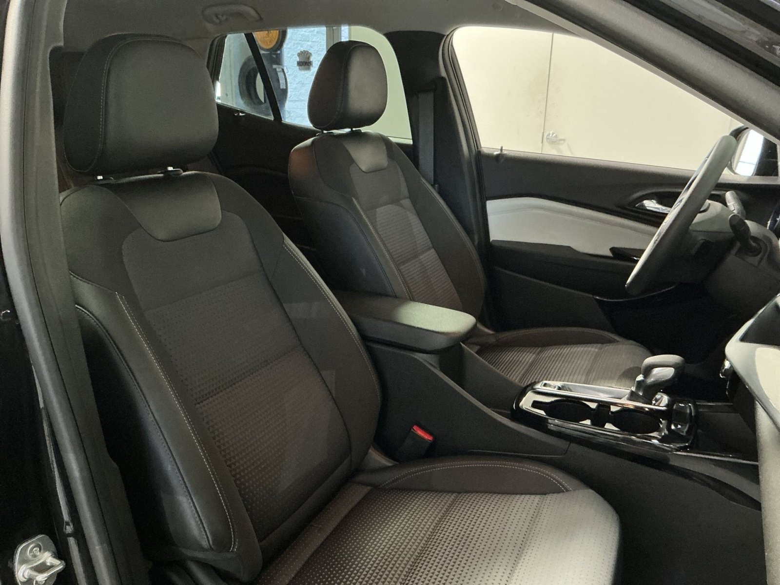 Used 2024 Chevrolet Trax LT FWD image 25