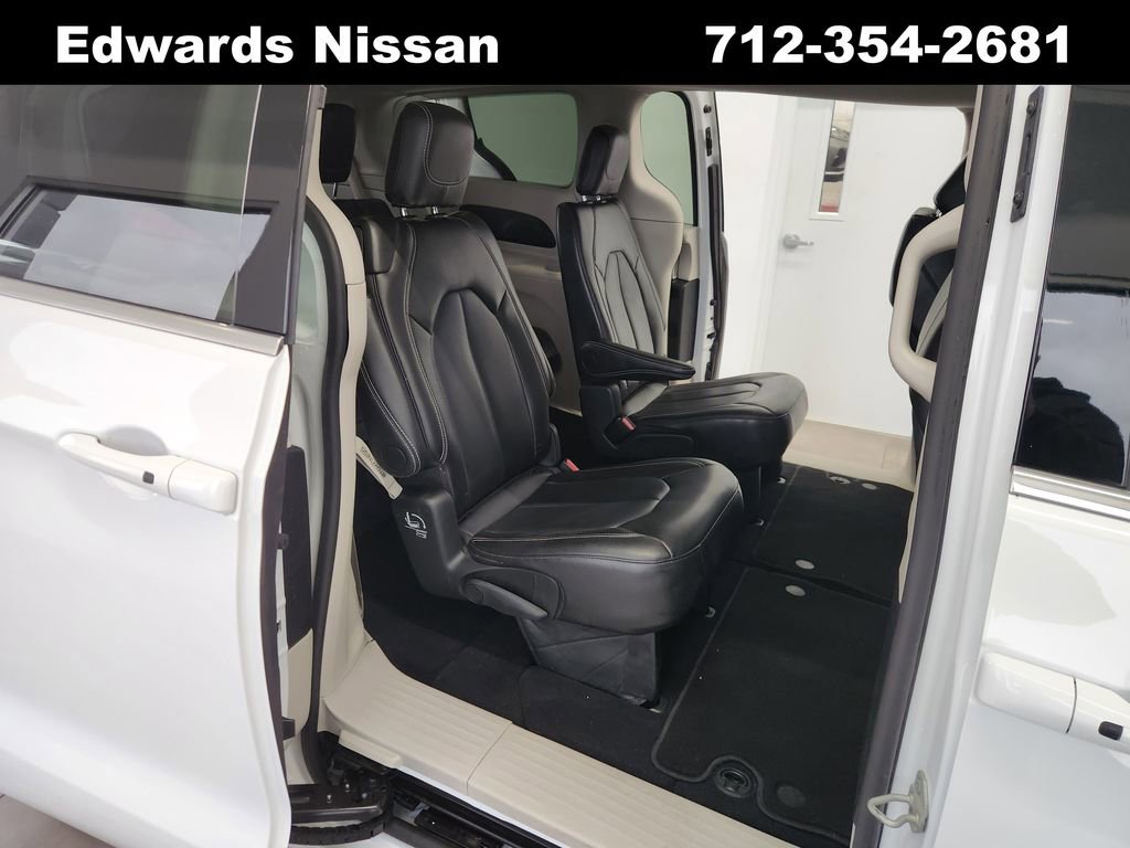 Used 2024 Chrysler Pacifica Touring-L image 17