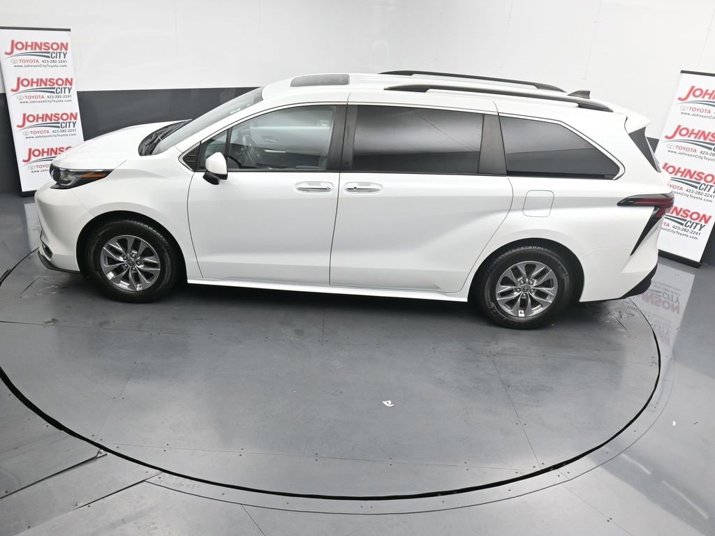 Used 2022 Toyota Sienna XLE image 13