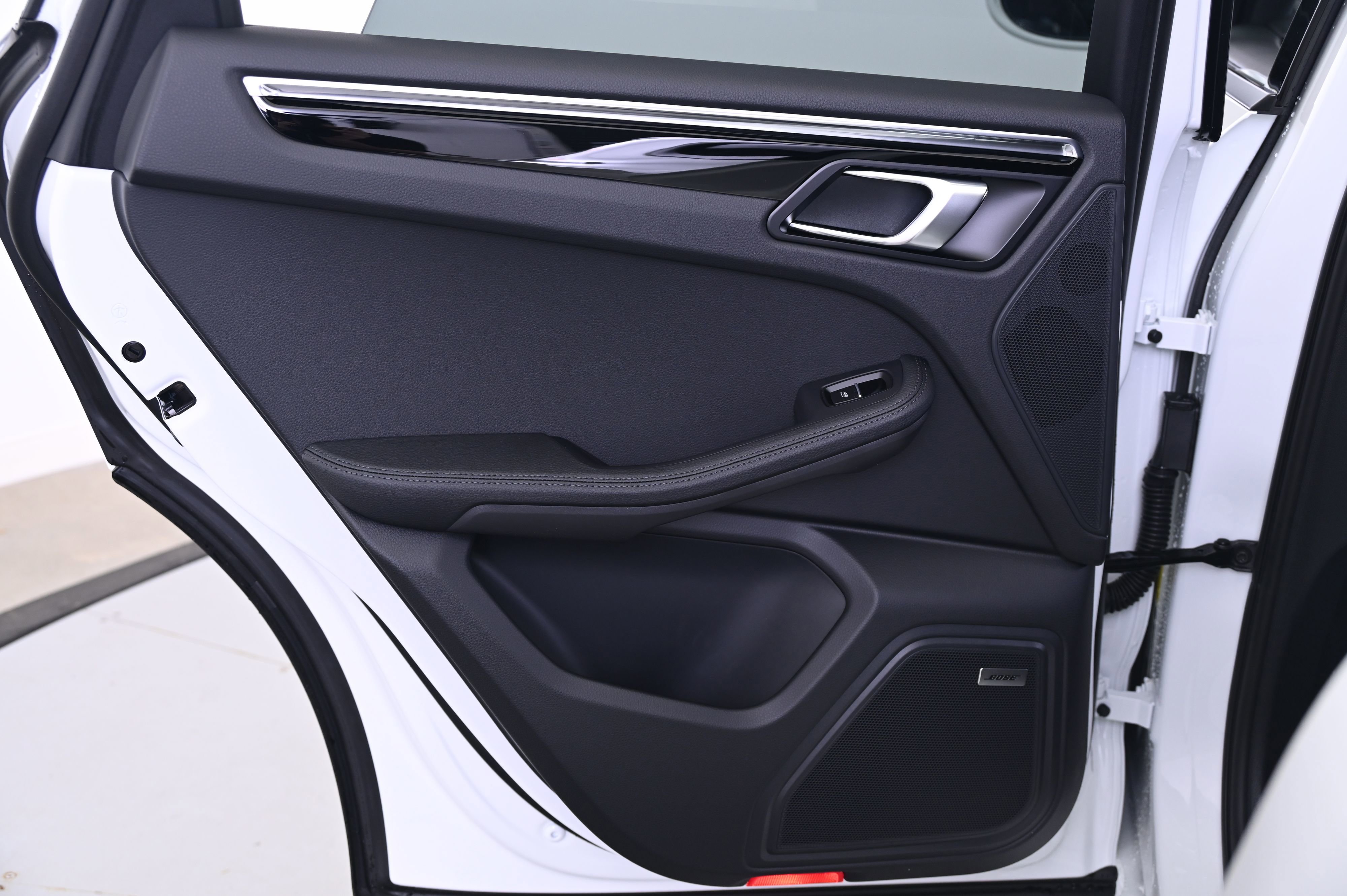 Certified 2025 Porsche Macan image 30