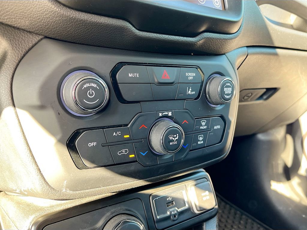 Used 2023 Jeep Renegade Latitude w/ Premium Group AWD/4WD image 16