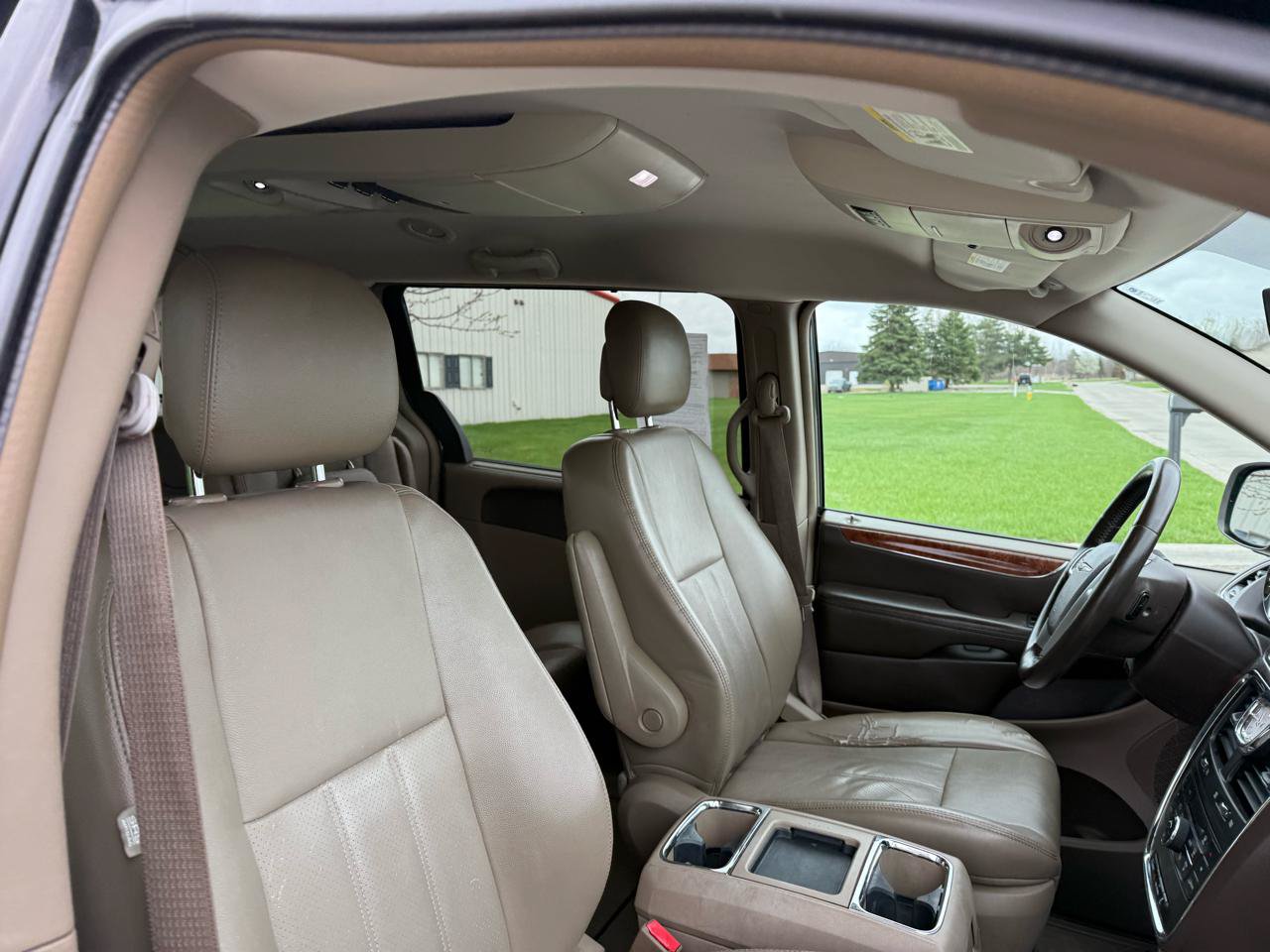 Used 2011 Chrysler Town & Country Touring-L w/ Entertainment Group #2 FWD image 28