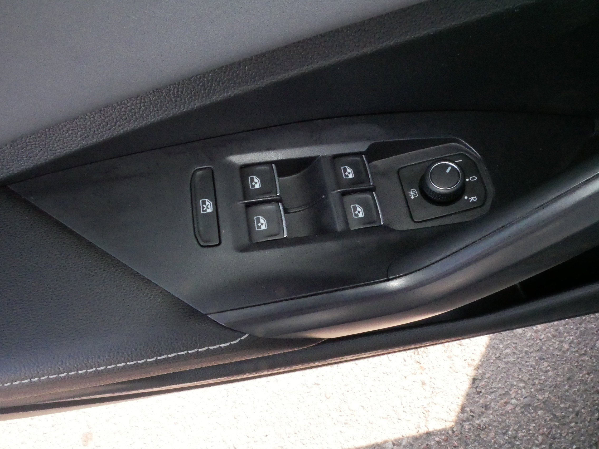 Certified 2025 Volkswagen Jetta SE w/ Sunroof Package image 19