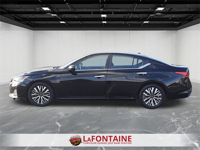 Used 2024 Nissan Altima 2.5 SV image 2