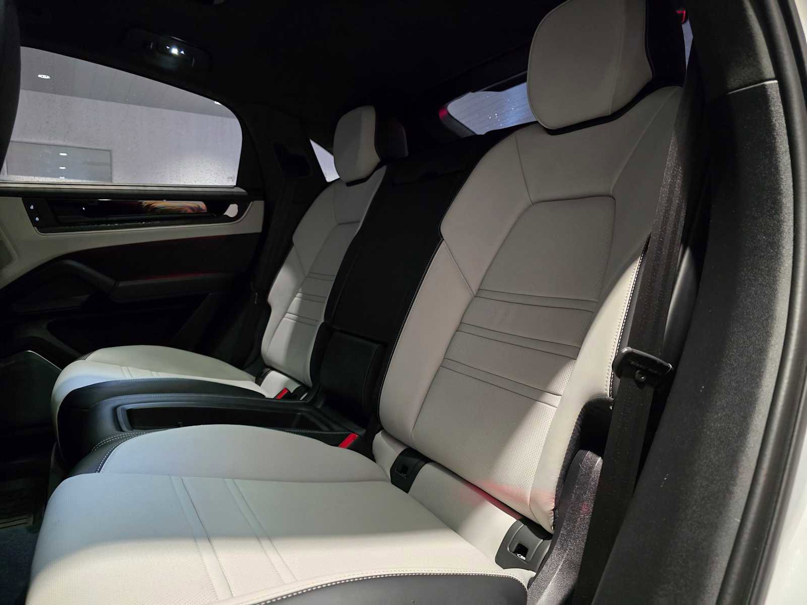 Used 2025 Porsche Cayenne Turbo AWD/4WD image 20