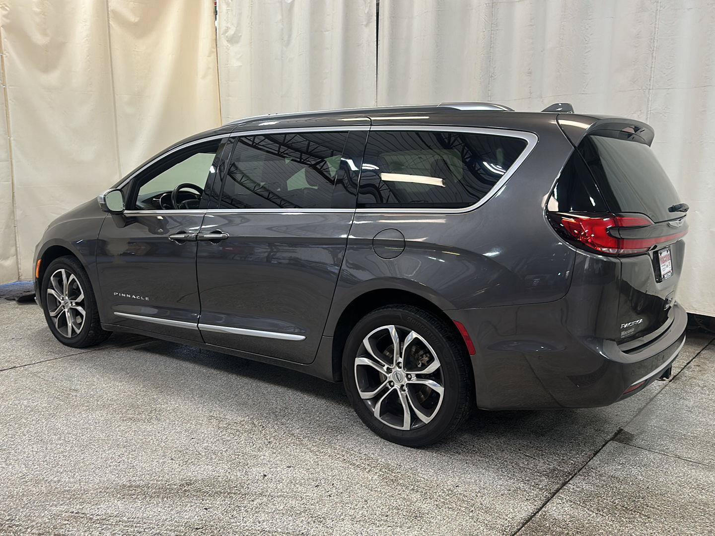 Used 2021 Chrysler Pacifica Pinnacle AWD/4WD image 3