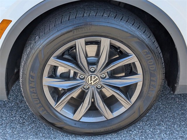 Used 2023 Volkswagen Tiguan SE w/ Panoramic Sunroof Package image 13