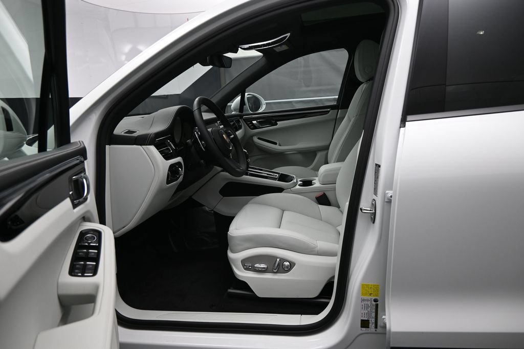 New 2026 Porsche Macan AWD/4WD image 4