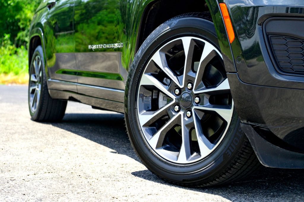 Used 2023 Jeep Grand Cherokee L Overland w/ Advanced Protech Group III AWD/4WD image 3