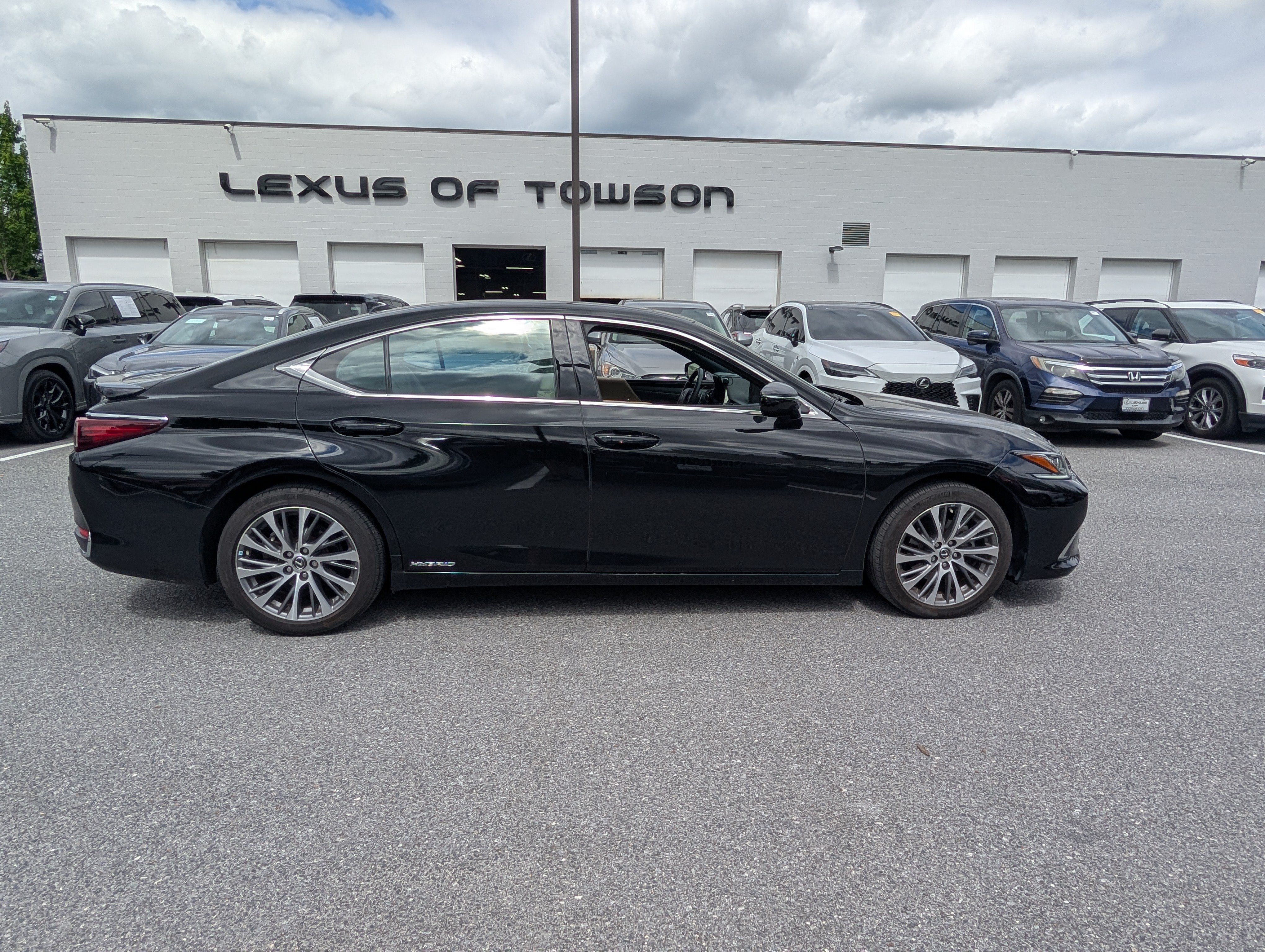 Used 2021 Lexus ES 300h w/ Premium Package FWD image 2
