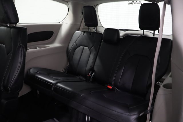 Used 2024 Chrysler Pacifica Touring-L image 13