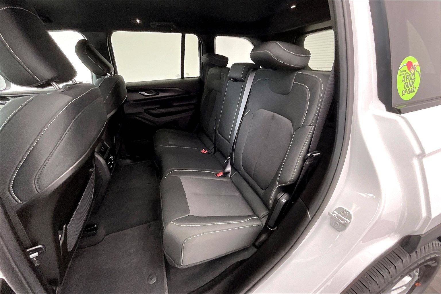 Used 2025 Jeep Grand Cherokee Laredo AWD/4WD image 19