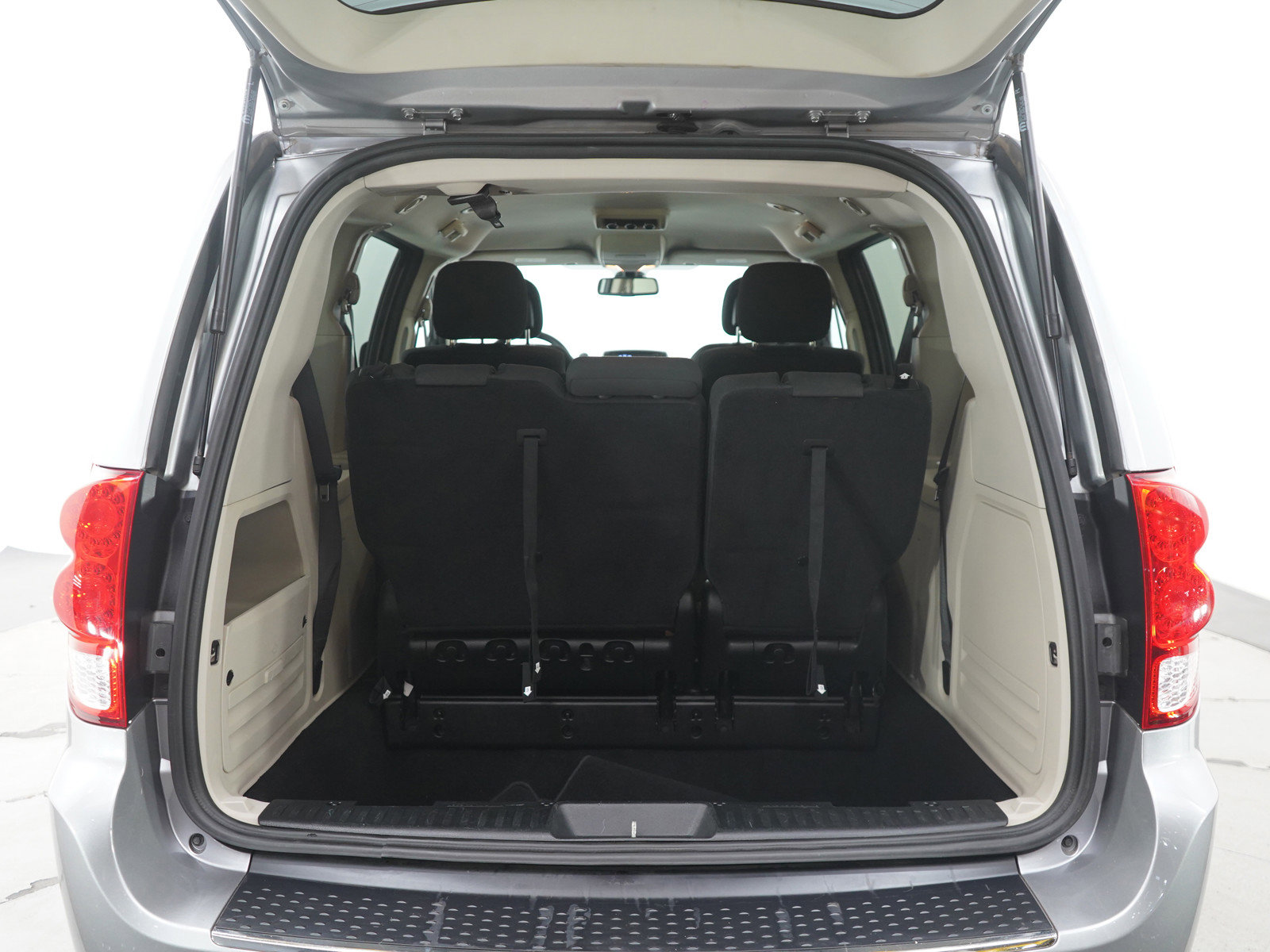 Used 2019 Dodge Grand Caravan SE w/ UConnect Hands-Free Group image 17