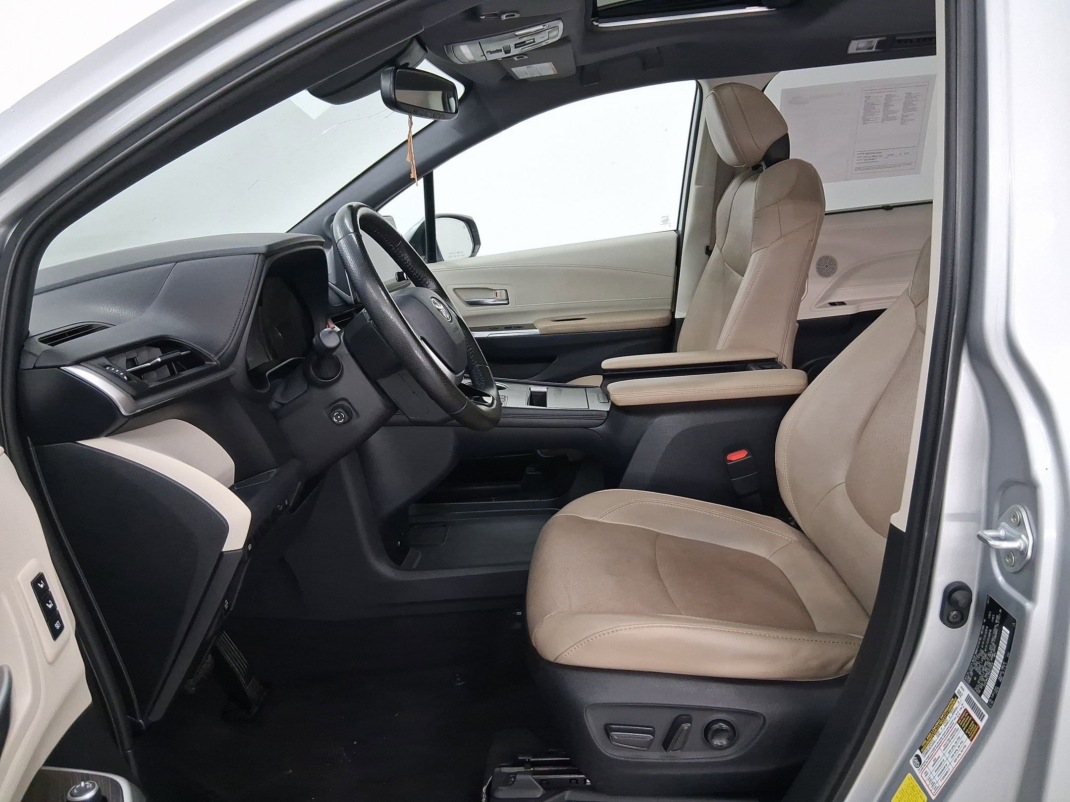 Used 2021 Toyota Sienna Limited image 21