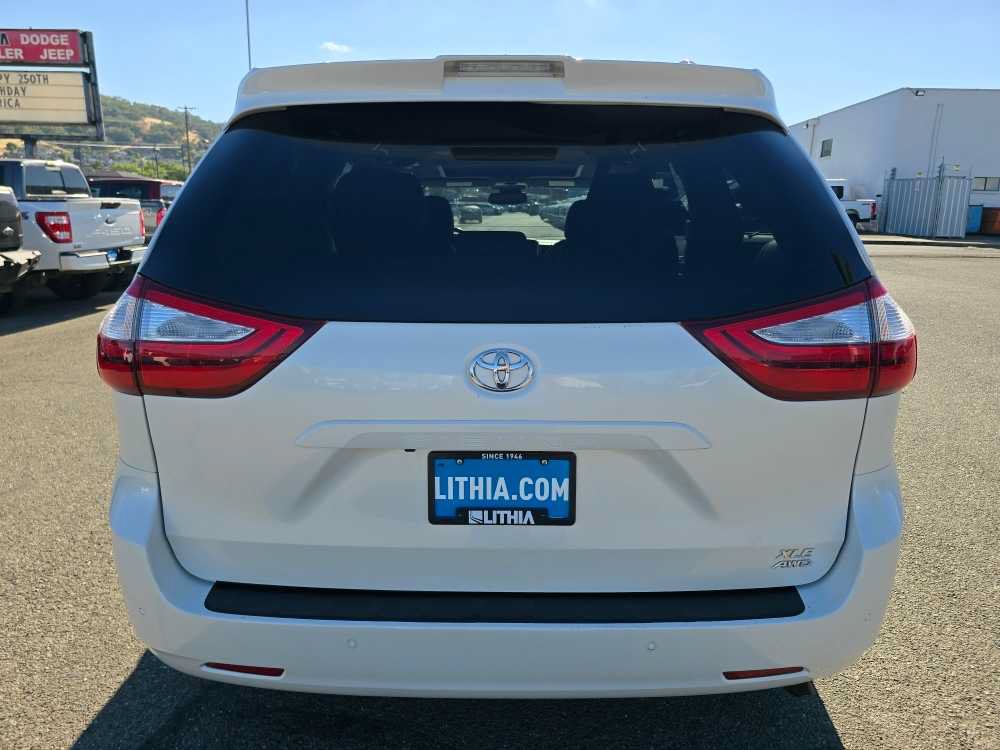 Used 2019 Toyota Sienna XLE w/ XLE Navigation Package AWD/4WD image 4