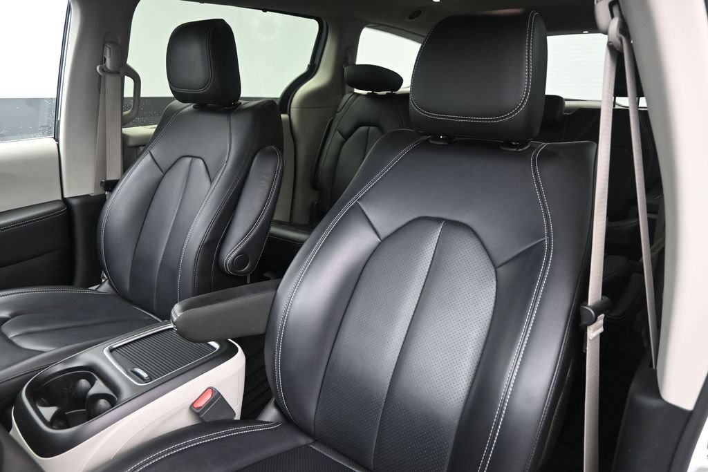 Used 2023 Chrysler Pacifica Touring-L AWD/4WD image 13
