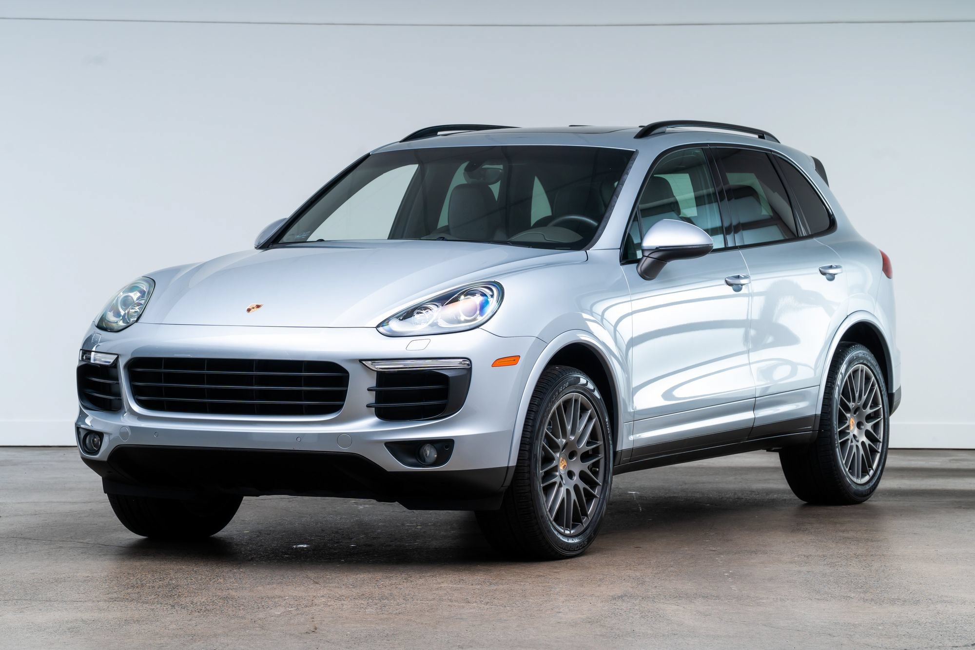 Used 2018 Porsche Cayenne Platinum Edition AWD/4WD image 3