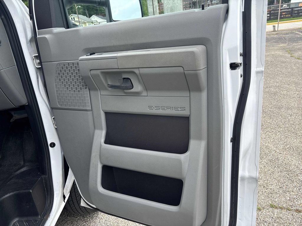 Used 2022 Ford E-450 and Econoline 450 Super Duty RWD image 32