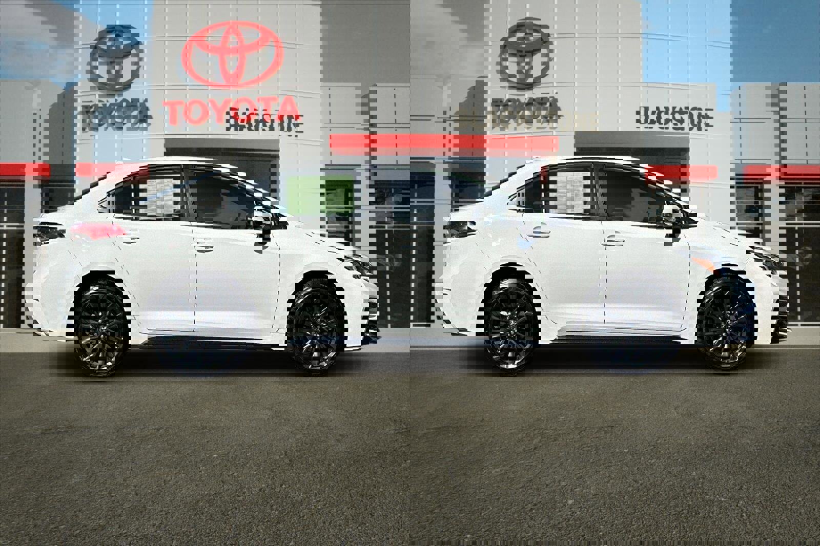 Used 2026 Toyota Corolla SE w/ SE Package image 2