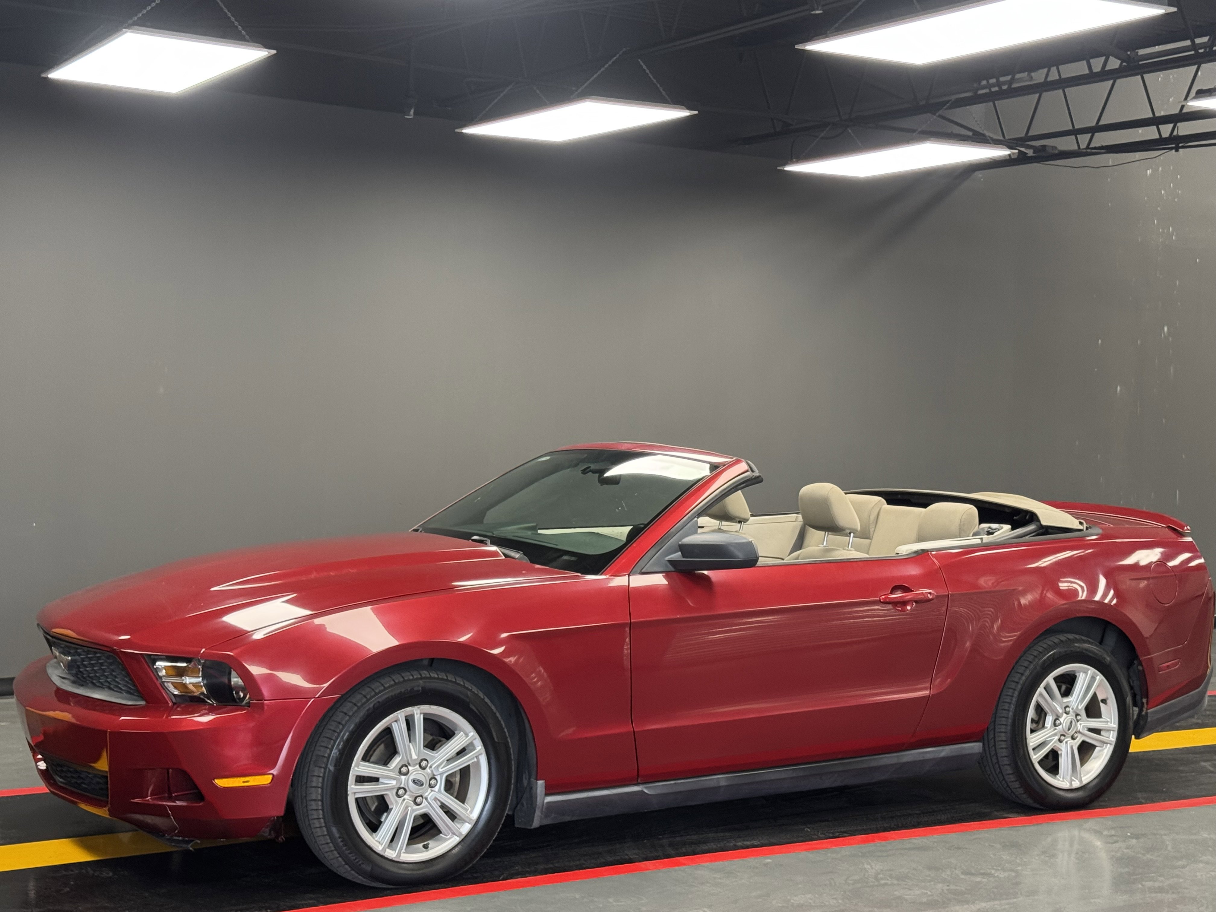 Used 2010 Ford Mustang Convertible image 1