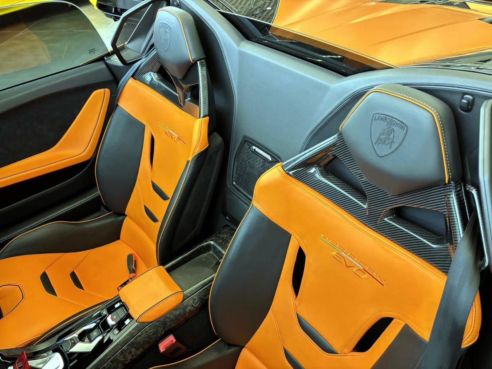 Used 2021 Lamborghini Huracan EVO RWD image 17