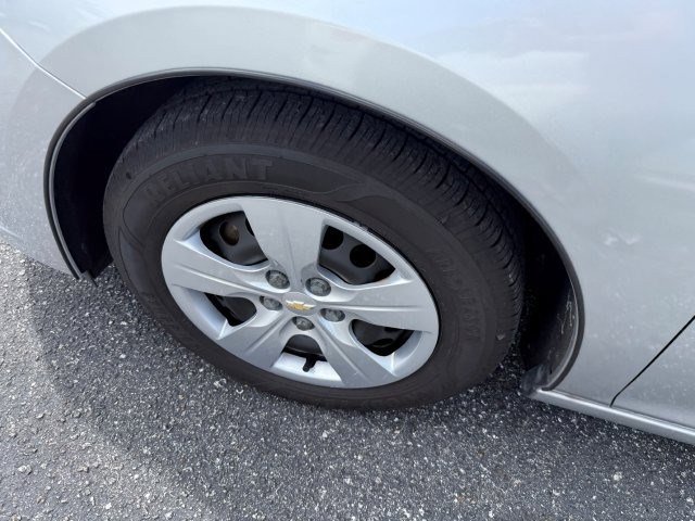 Used 2017 Chevrolet Cruze LS FWD image 8