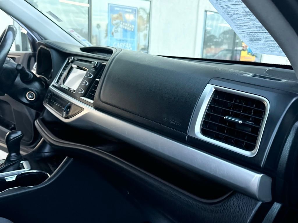Used 2018 Toyota Highlander LE w/ Carpet Mat Package (TMS) FWD image 19