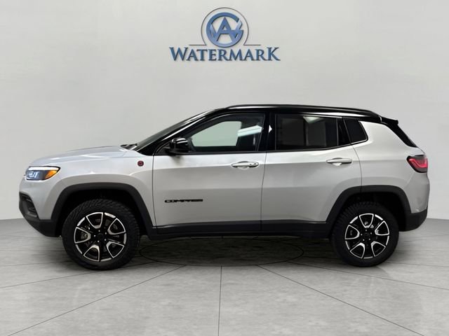 Used 2025 Jeep Compass Trailhawk w/ Trailhawk Elite Group image 2