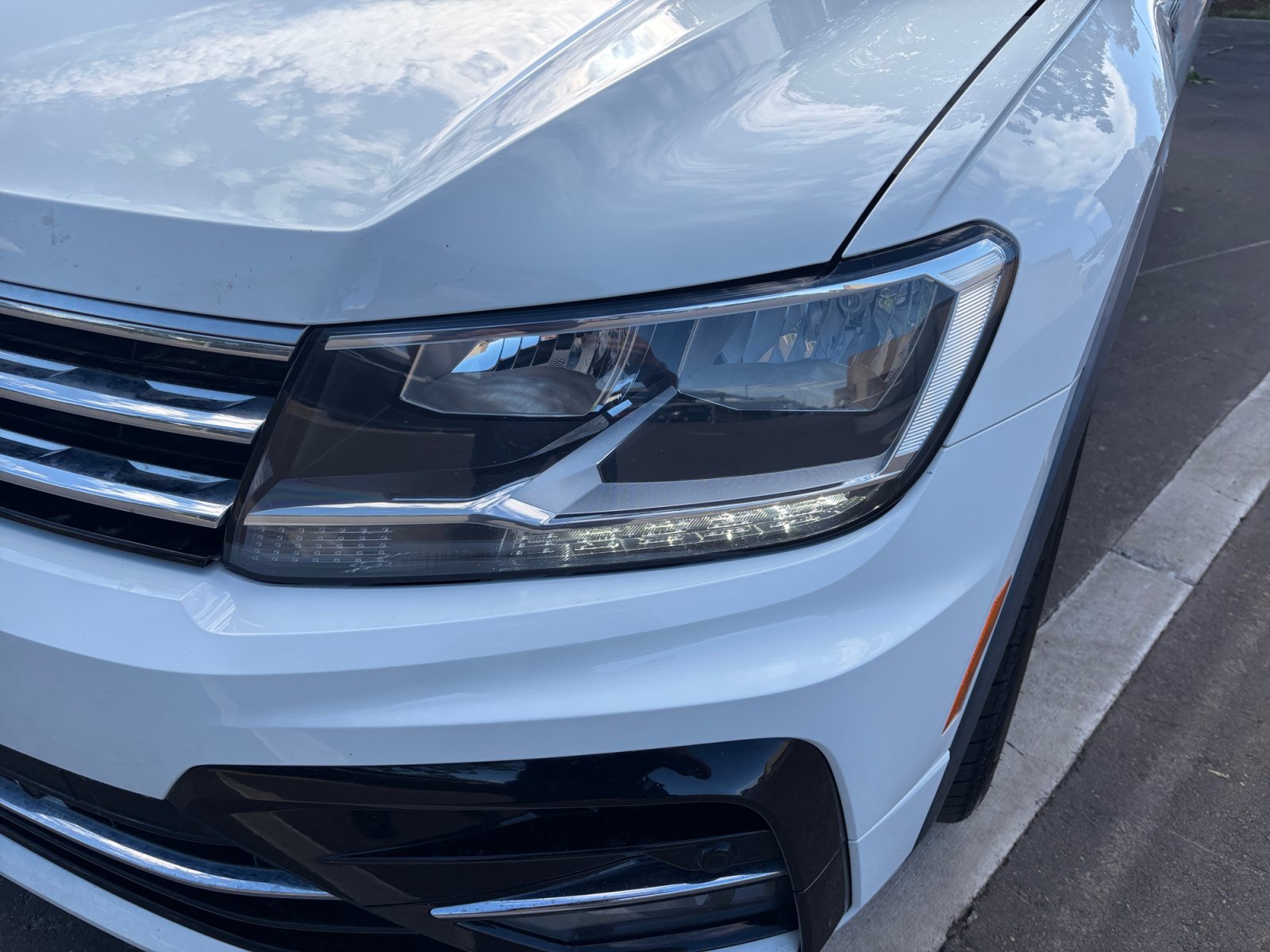 Used 2018 Volkswagen Tiguan SEL w/ R-Line Package AWD/4WD image 9
