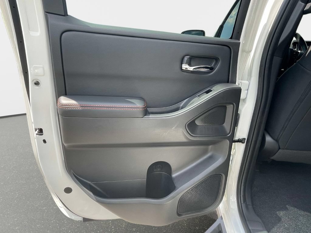 Used 2025 Nissan Frontier 4x4 Crew Cab image 14