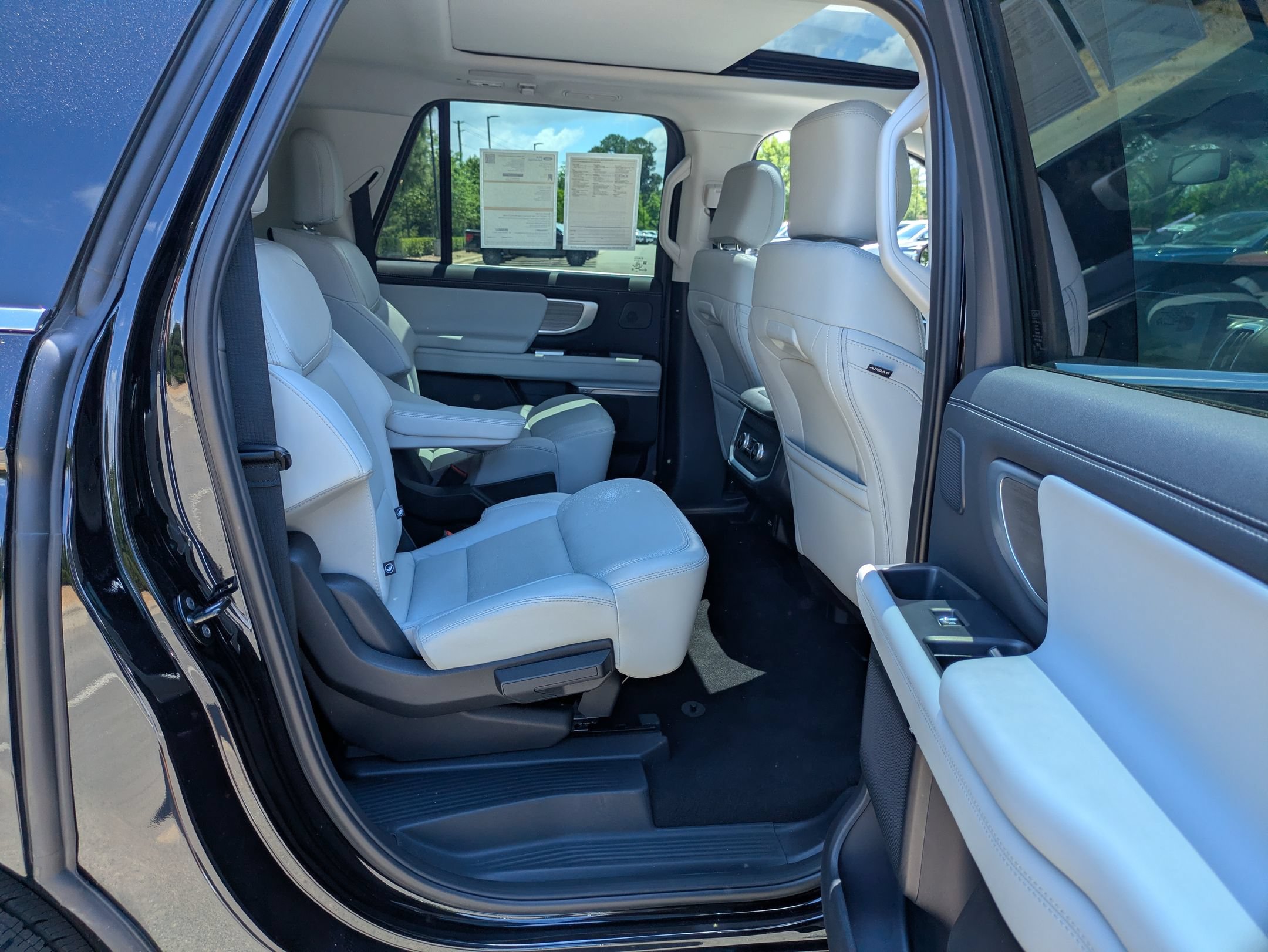 Certified 2025 Ford Expedition Max Platinum w/ Driver's Package AWD/4WD image 35