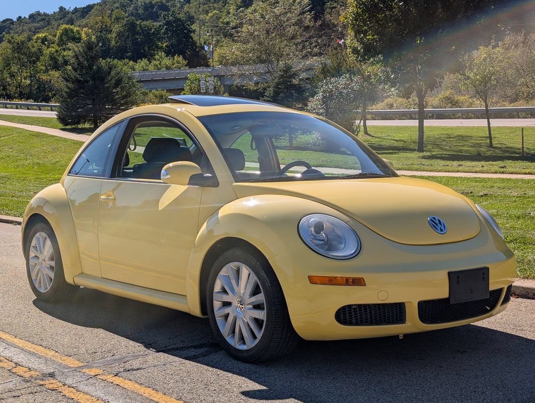 Used 2008 Volkswagen Beetle SE FWD image 2