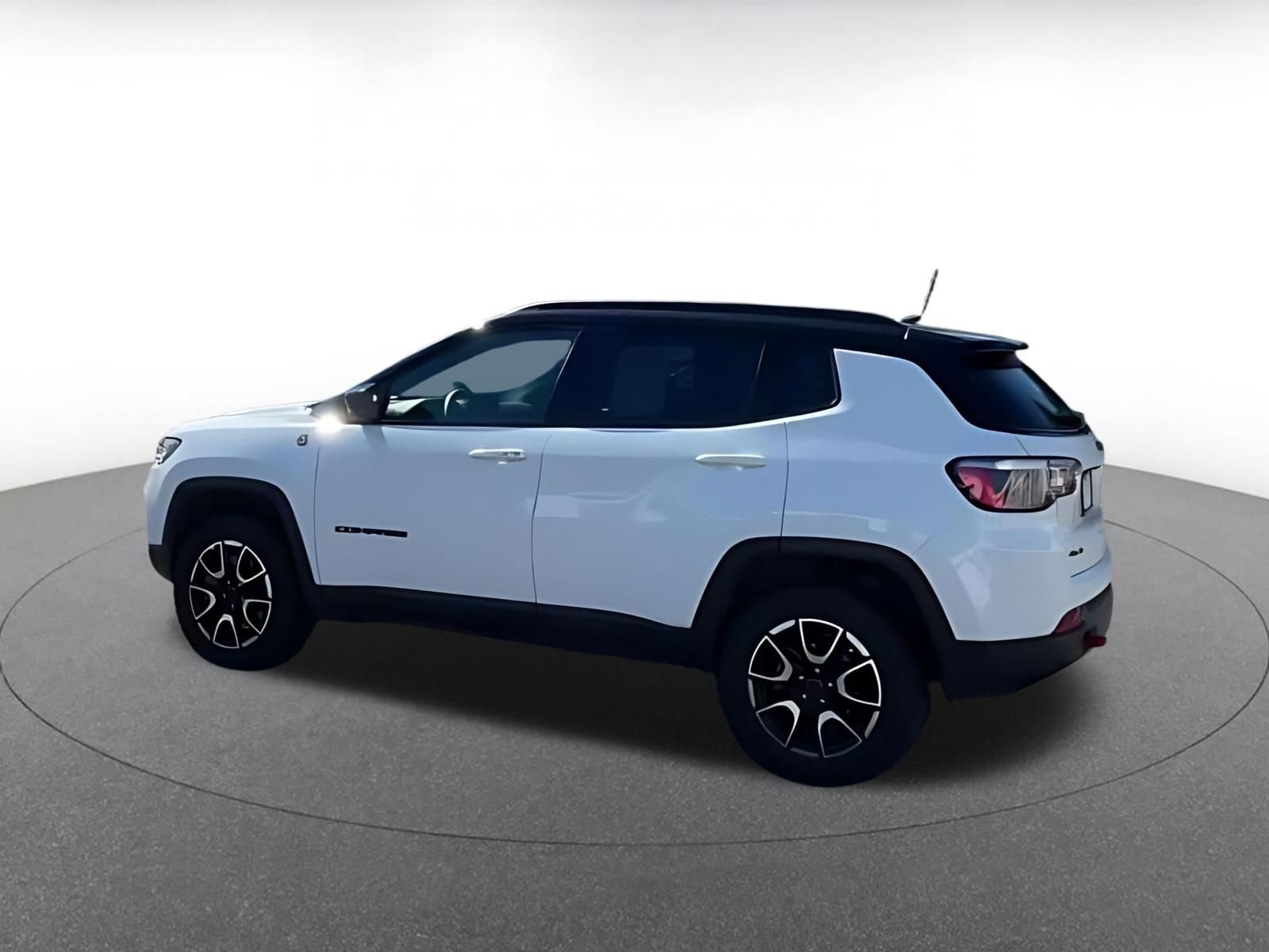 Used 2025 Jeep Compass Trailhawk image 16