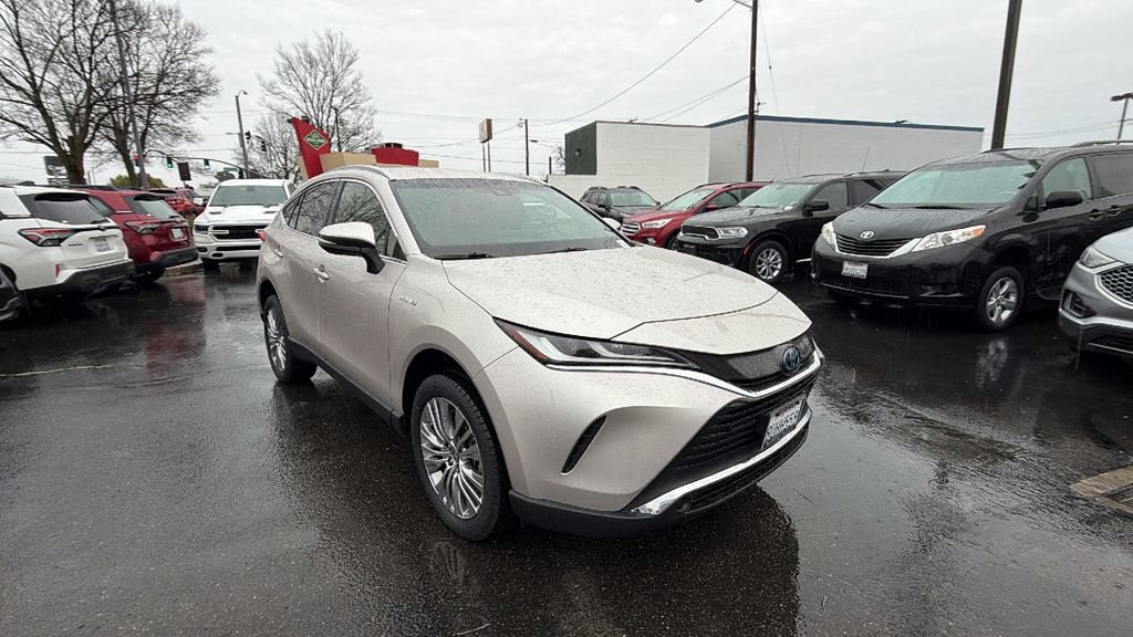 Used 2021 Toyota Venza XLE w/ Carpet Mat Package (TMS) image 2