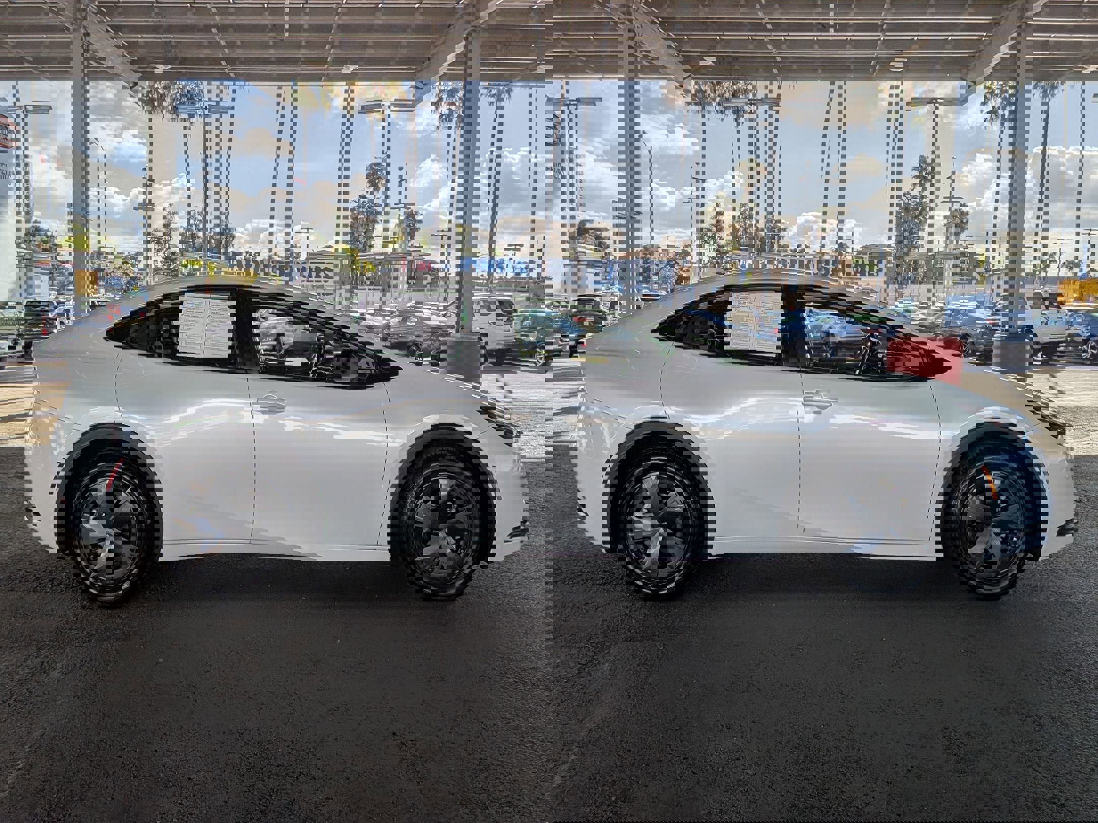 Used 2023 Toyota Prius LE FWD image 5