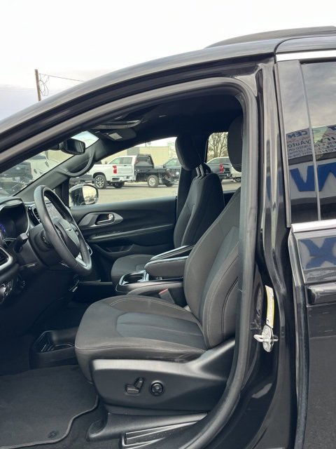 Used 2022 Chrysler Pacifica Touring image 28