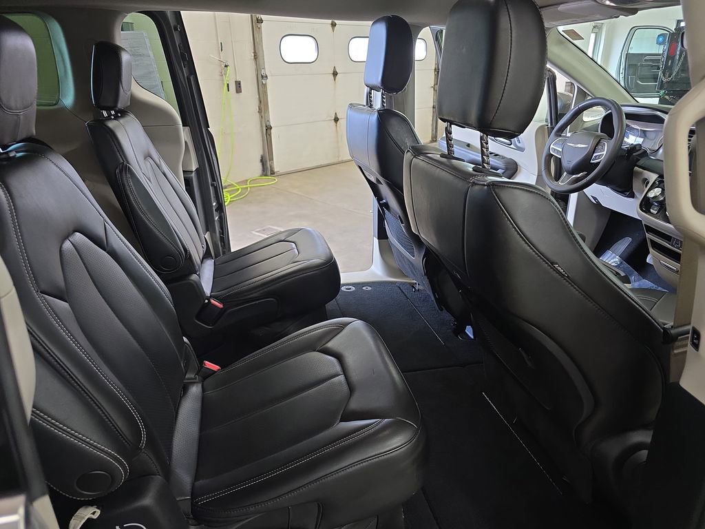 Certified 2023 Chrysler Pacifica Touring-L FWD image 11