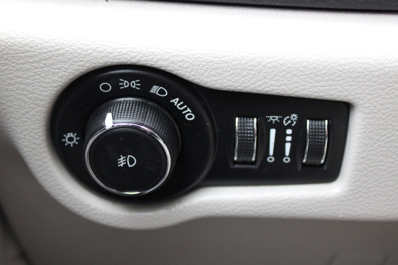 Used 2018 Chrysler Pacifica Limited image 25