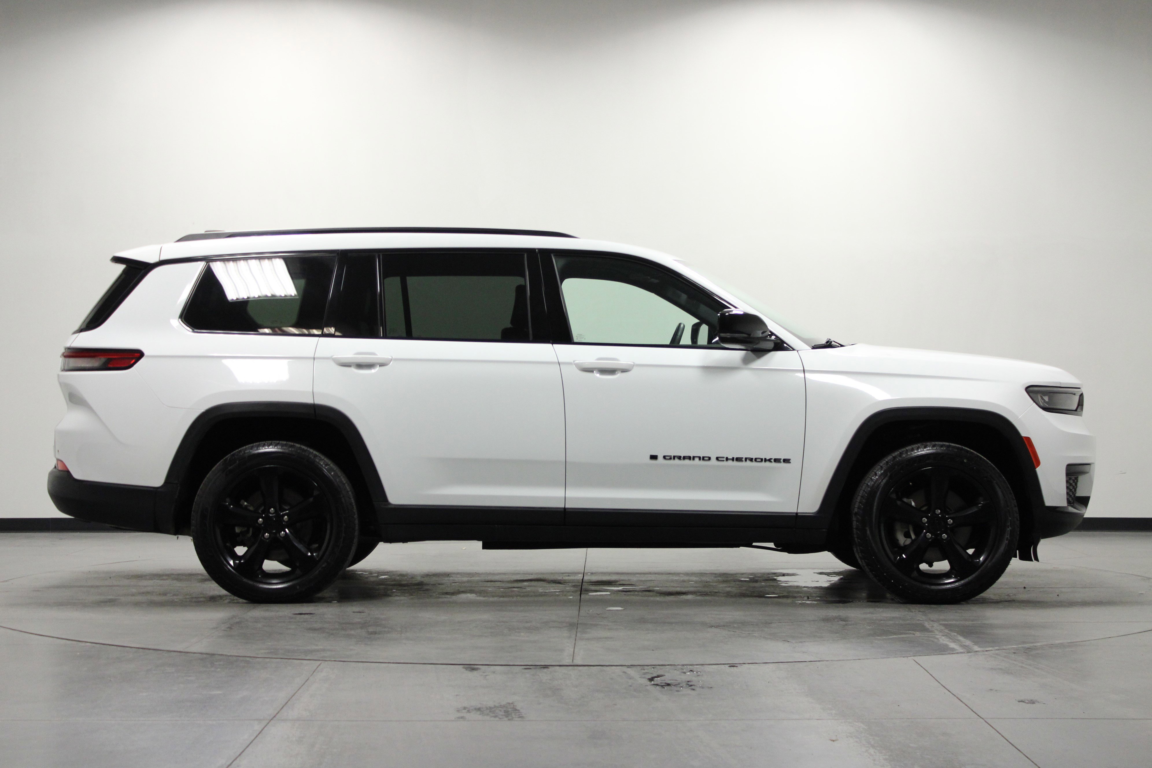 Used 2023 Jeep Grand Cherokee L Laredo image 3