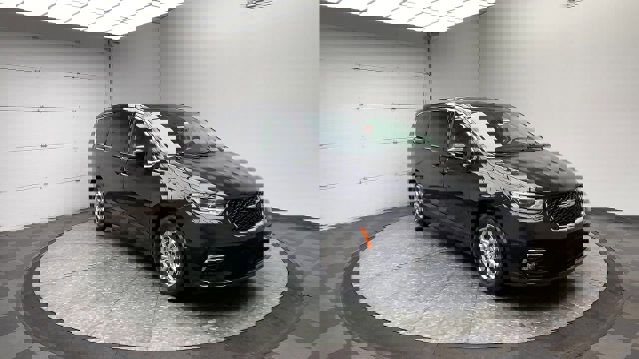 Used 2024 Chrysler Pacifica Touring-L image 33