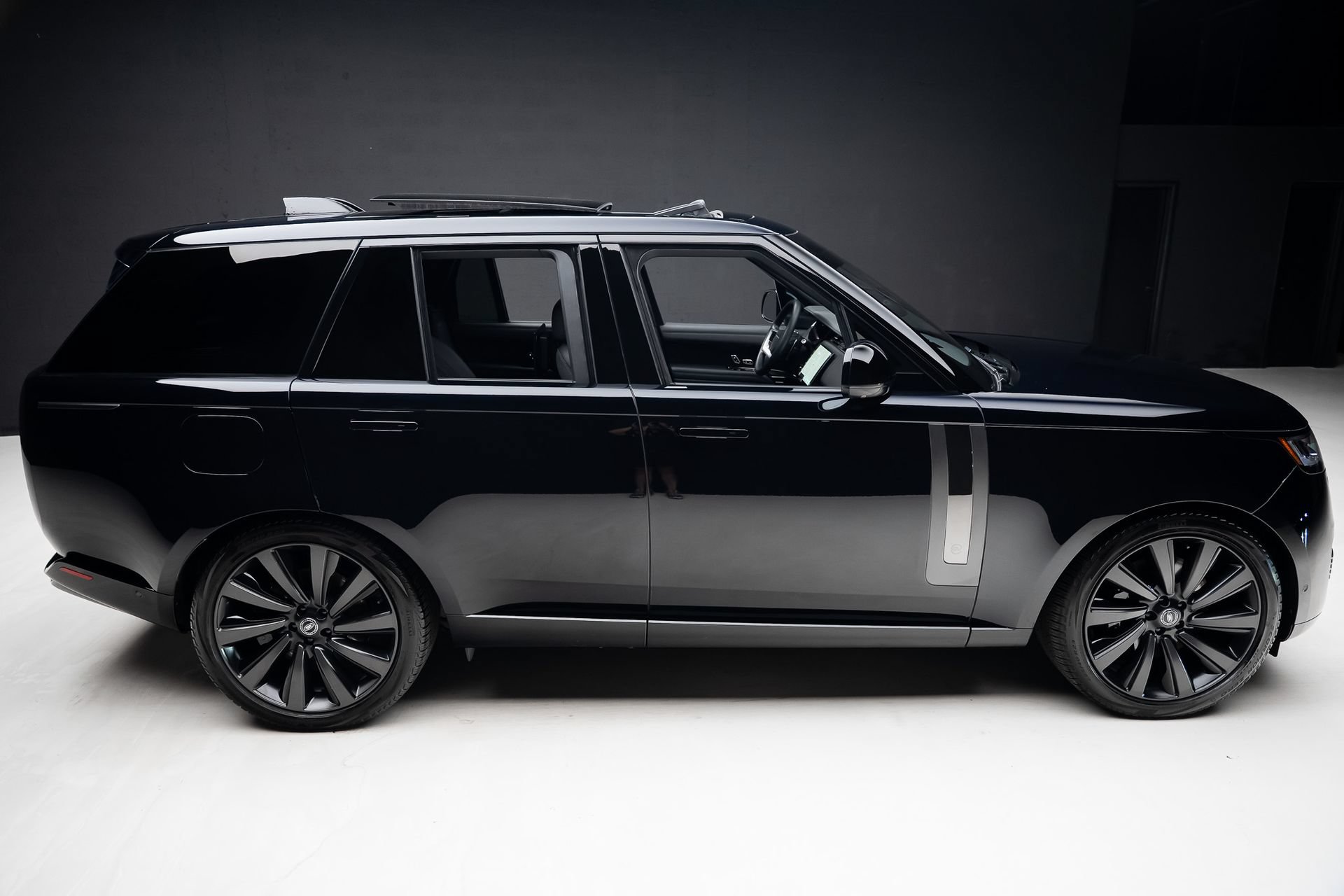 Used 2023 Land Rover Range Rover SV AWD/4WD image 33